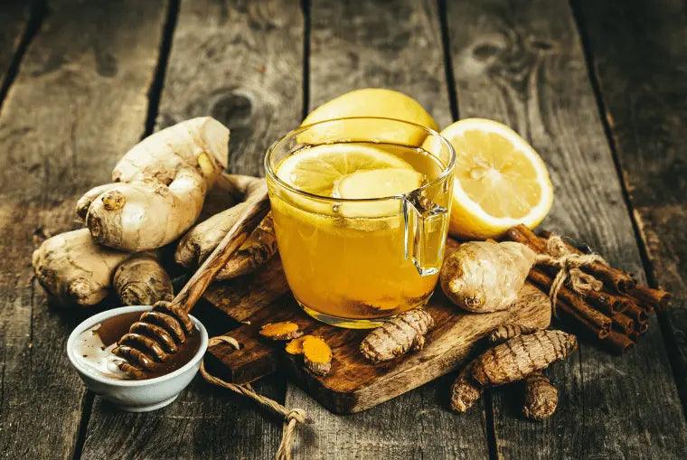 Tasse de thé avec morceaux de gingembre et de citron